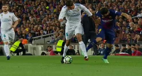 موندو: حكم الكلاسيكو تجاهل نداء المساعد الرابع بوجود خطأ على سواريز